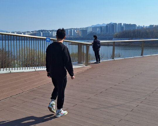 시민들이 한강을 바라보고 있다.<박상길 기자>